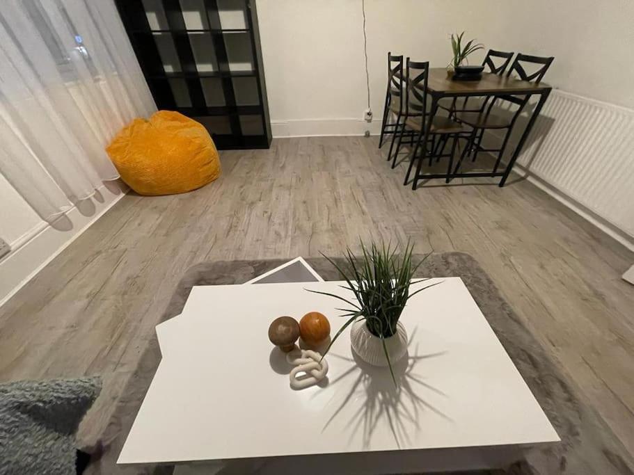 Stunning 2 Bedroom On Tower Bridge Londra Exterior foto